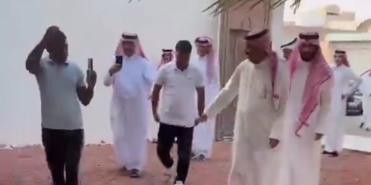 عائلة سعودية تستقبل عاملها العائد من الهند بحفاوة تنطق بنُبل التعامل وأصالة المعدن.. شاهد الفيديو