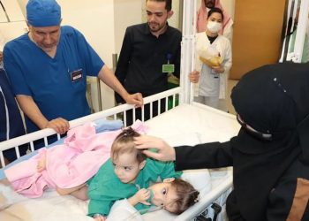 السعودية تبدأ عملية فصل التوأم السيامي السوري “سيلين وإيلين” وسط ترقب إنساني عالمي