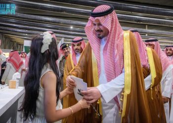 أمير منطقة المدينة المنورة يزور معرض الكتاب ويشيد بمكانة المدينة الثقافية