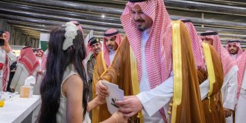 أمير منطقة المدينة المنورة يزور معرض الكتاب ويشيد بمكانة المدينة الثقافية