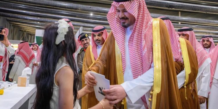 أمير منطقة المدينة المنورة يزور معرض الكتاب ويشيد بمكانة المدينة الثقافية