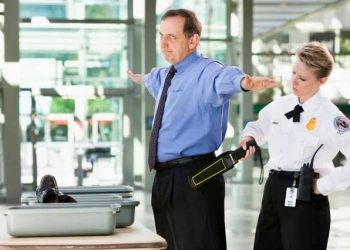 لماذا يُعرضك التعرق الزائد للتفتيش في المطارات الأمريكية؟ وكيف تتجنبه؟