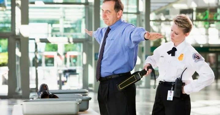 لماذا يُعرضك التعرق الزائد للتفتيش في المطارات الأمريكية؟ وكيف تتجنبه؟