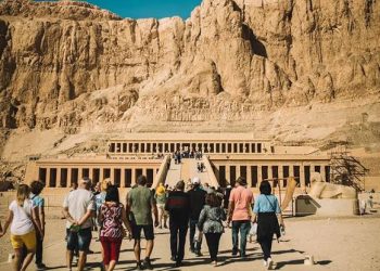 مصر تُقرر معاملة السائح العربي كالأجنبي في رسوم المناطق الأثرية بدءًا من 2026