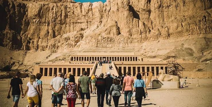 مصر تُقرر معاملة السائح العربي كالأجنبي في رسوم المناطق الأثرية بدءًا من 2026