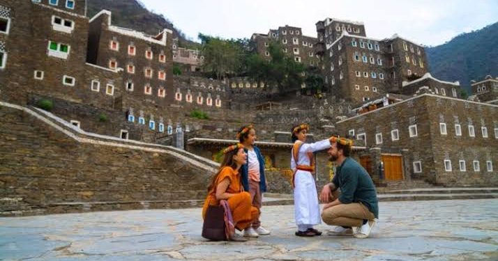 الرحلات تنطلق من الكويت إلى عسير.. صيف بطعم جديد في جبال السعودية