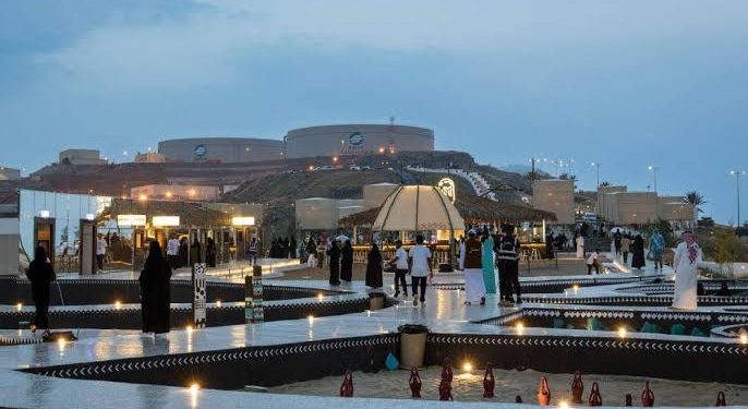 أمطار عسير وضبابها يحولان الصيف إلى لوحة طبيعية تخطف أنظار الزوار