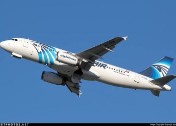 أنباء عن كسر بزجاج طائرة مصر للطيران القادمة من قبرص وإلغاء الرحلة