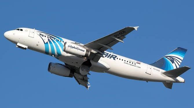 أنباء عن كسر بزجاج طائرة مصر للطيران القادمة من قبرص وإلغاء الرحلة