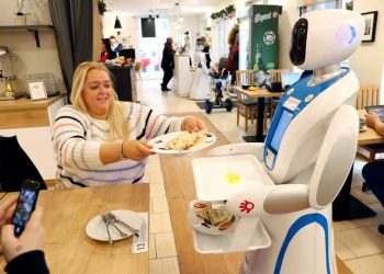 هل تخيلت يوماً أن تتناول عشاءك من إعداد “شيف صناعي” لا يتذوّق ولا يشم؟