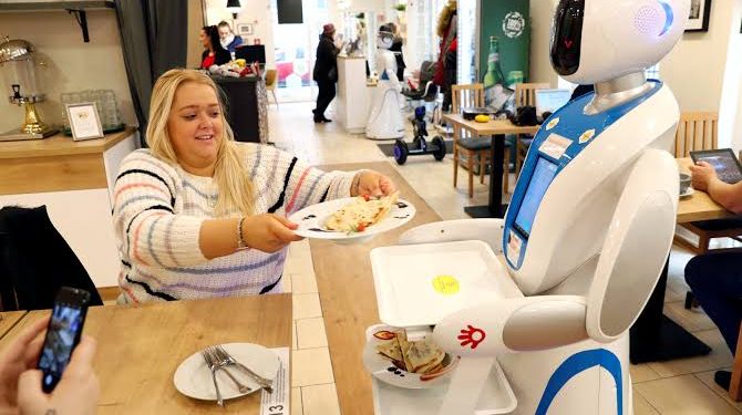 هل تخيلت يوماً أن تتناول عشاءك من إعداد “شيف صناعي” لا يتذوّق ولا يشم؟