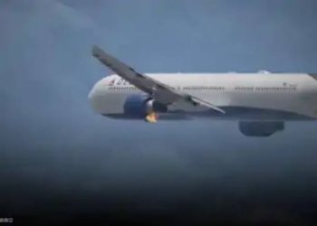 عودة اضطرارية.. اشتعال محرك طائرة في سماء أمريكا ومهارة القائد أنقذت الكارثة