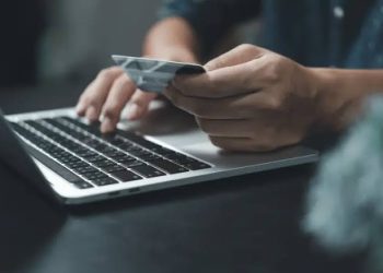 قبل أن تبدأ رحلتك… كيف تحمي بياناتك ومحفطتك الرقمية في هذا الصيف؟