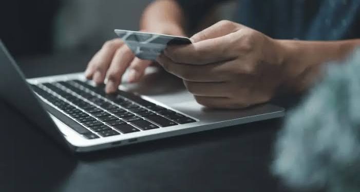 قبل أن تبدأ رحلتك… كيف تحمي بياناتك ومحفطتك الرقمية في هذا الصيف؟