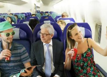 8 عادات قد تجعلك من الركاب “المزعجين” على الطائرة.. احذر منها