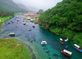 بين الضباب والخضرة.. صلالة وجهتك المثالية في صيف 2025