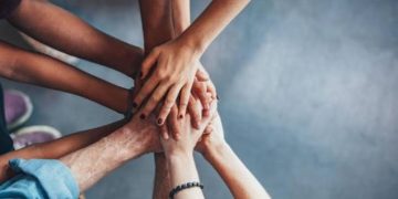 في اليوم العالمي للصداقة.. هل تحافظ صداقاتك على صحتك فعلًا؟