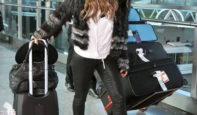 كيف تسافر براحة؟ دليلك لاختيار الملابس المثالية على الطائرة