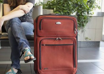 احذر من عجلة حقيبتك… تنقل جراثيم أكثر من مقاعد المراحيض