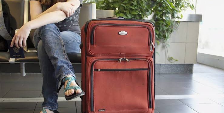 احذر من عجلة حقيبتك… تنقل جراثيم أكثر من مقاعد المراحيض