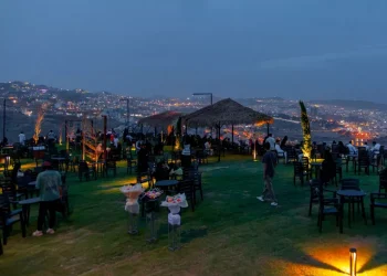 حين تلتقي السماء بالأرض.. منتزه “نجمة ونهر” مغامرة بصرية أعالي أبها