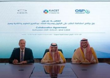 جانب من التوقيع