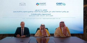 جانب من التوقيع