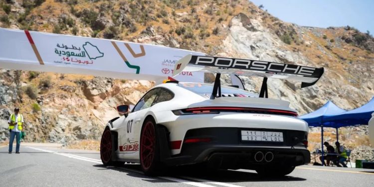 السعودية تويوتا صعود الهضبة