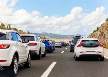 المسافة الآمنة بين السيارات.. ثانيتان تحمي حياتك وحياة الآخرين