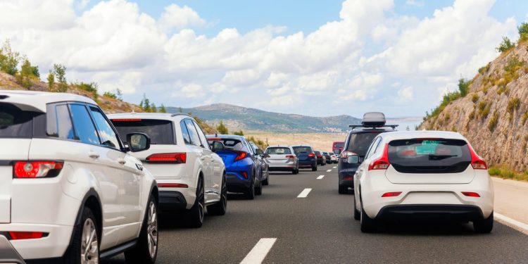 المسافة الآمنة بين السيارات.. ثانيتان تحمي حياتك وحياة الآخرين