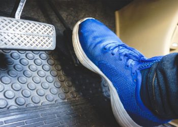 تعليق دواسة البنزين