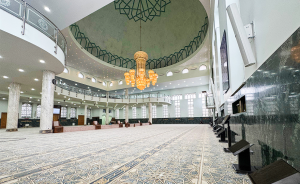 تفاعل السعودية - 2100 م² سجاد جديد عالي الجودة.. "الشؤون الإسلامية" تُكمل فرش جامع الملك فهد في سراييفو