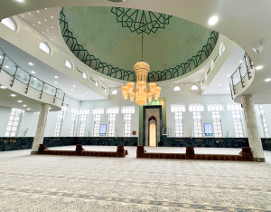 تفاعل السعودية - 2100 م² سجاد جديد عالي الجودة.. "الشؤون الإسلامية" تُكمل فرش جامع الملك فهد في سراييفو