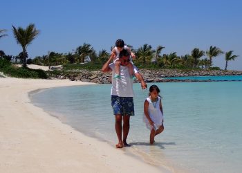 بالصور.. وزير السياحة أحمد الخطيب يستمتع بإجازة صيفية مع عائلته على شواطئ البحر الأحمر