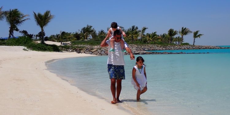 بالصور.. وزير السياحة أحمد الخطيب يستمتع بإجازة صيفية مع عائلته على شواطئ البحر الأحمر