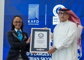 كافد الرياض يدخل موسوعة غينيس كأطول شبكة ممرات مشاة معلّقة ومتصلة في العالم   أعلنت شركة إدارة وتطوير مركز الملك عبدالله المالي (كافد) عن تسجيل ممراته المعلقة رسميًا في موسوعة غينيس للأرقام القياسية، كأطول شبكة ممرات مشاة معلّقة ومتصلة في العالم، وذلك عبر 42 ممرًا معلقًا يربط بين مباني المركز.  شبكة تمتد على 15.46 كيلومترًا  تغطي شبكة الممرات المعلّقة في كافد مسافة تبلغ 15.46 كيلومترًا، وتمرّ عبر 95 مبنىً داخل المركز، ما يمنح المارة تجربة تنقل مريحة على مدار العام بفضل كونها مكيّفة بالكامل، ومصمّمة لتوفير بيئة حضرية متكاملة وآمنة.  اتصال مباشر بمحطة قطار الرياض  تمتاز هذه الشبكة الهندسية بإمكانية الوصول المباشر إلى محطة قطار الرياض، ما يسهّل حركة العاملين، والزوار، والمقيمين، ويتيح لهم التنقّل بسلاسة بين مختلف مناطق كافد، بعيدًا عن الازدحام المروري وتقلبات الطقس، ومن دون الحاجة لاستخدام السيارة.  أسلوب حياة عصري في قلب الرياض  تجسّد الممرات المعلّقة فلسفة كافد في توفير أسلوب حياة حضري حديث، حيث تمكّن السكان من المشي والتنقّل بسهولة بين المكاتب، والمنازل، والمتاجر، والمطاعم، والمرافق الترفيهية، بما يعكس رؤية المركز لتجربة تنقّل ذكية ومستدامة.