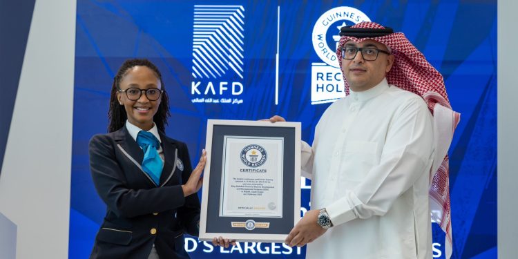 كافد الرياض يدخل موسوعة غينيس كأطول شبكة ممرات مشاة معلّقة ومتصلة في العالم   أعلنت شركة إدارة وتطوير مركز الملك عبدالله المالي (كافد) عن تسجيل ممراته المعلقة رسميًا في موسوعة غينيس للأرقام القياسية، كأطول شبكة ممرات مشاة معلّقة ومتصلة في العالم، وذلك عبر 42 ممرًا معلقًا يربط بين مباني المركز.  شبكة تمتد على 15.46 كيلومترًا  تغطي شبكة الممرات المعلّقة في كافد مسافة تبلغ 15.46 كيلومترًا، وتمرّ عبر 95 مبنىً داخل المركز، ما يمنح المارة تجربة تنقل مريحة على مدار العام بفضل كونها مكيّفة بالكامل، ومصمّمة لتوفير بيئة حضرية متكاملة وآمنة.  اتصال مباشر بمحطة قطار الرياض  تمتاز هذه الشبكة الهندسية بإمكانية الوصول المباشر إلى محطة قطار الرياض، ما يسهّل حركة العاملين، والزوار، والمقيمين، ويتيح لهم التنقّل بسلاسة بين مختلف مناطق كافد، بعيدًا عن الازدحام المروري وتقلبات الطقس، ومن دون الحاجة لاستخدام السيارة.  أسلوب حياة عصري في قلب الرياض  تجسّد الممرات المعلّقة فلسفة كافد في توفير أسلوب حياة حضري حديث، حيث تمكّن السكان من المشي والتنقّل بسهولة بين المكاتب، والمنازل، والمتاجر، والمطاعم، والمرافق الترفيهية، بما يعكس رؤية المركز لتجربة تنقّل ذكية ومستدامة.