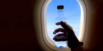 هل زجاجة المياه خطر على الرحلة؟ السبب الحقيقي لحظر السوائل في الطيران
