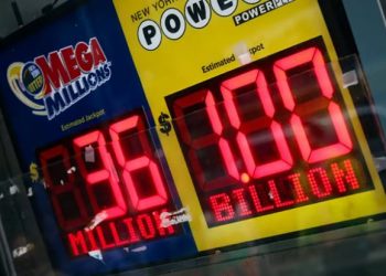 رجل يفوز بمليون دولار بشراء بطاقتي يانصيب عن طريق الخطأ