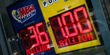 رجل يفوز بمليون دولار بشراء بطاقتي يانصيب عن طريق الخطأ