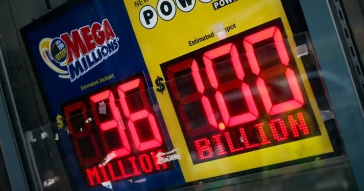 رجل يفوز بمليون دولار بشراء بطاقتي يانصيب عن طريق الخطأ