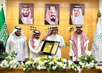 “وفاء لا يُنسى”.. تعليم الطائف يكرم معلمًا تبرع بكليته لزوجته بعد تبرع زوجته الأخرى بجزء من كبدها