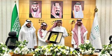 “وفاء لا يُنسى”.. تعليم الطائف يكرم معلمًا تبرع بكليته لزوجته بعد تبرع زوجته الأخرى بجزء من كبدها