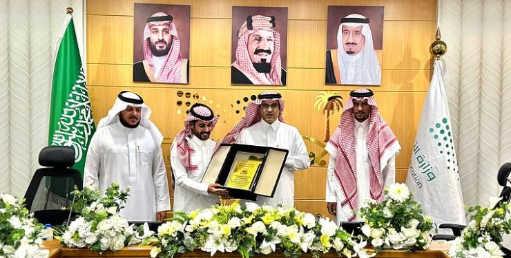 “وفاء لا يُنسى”.. تعليم الطائف يكرم معلمًا تبرع بكليته لزوجته بعد تبرع زوجته الأخرى بجزء من كبدها