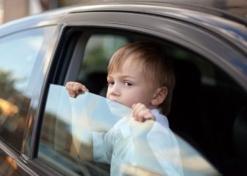 مقاعد الأطفال في السيارة