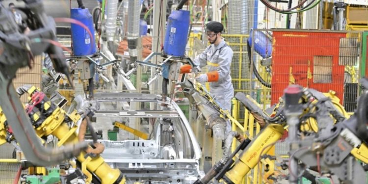 المغرب يستهدف إنتاج 100 ألف سيارة كهربائية في 2025 وسط سباق إفريقي على ريادة الصناعة