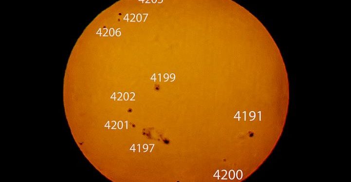 ظاهرة فلكية نادرة.. ظهور بقع شمسية عملاقة في سماء مدينة عرعر