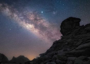 غدا العُلا تفتح أبواب السماء لعشاق الفلك مع زخة شهب البرشاويات