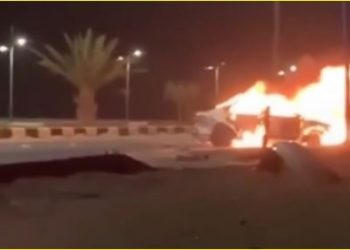 بطولة في قلب النار.. سعودي ينقذ شابًا من سيارة مشتعلة بطريق ثرمداء – القصب ومواقع التواصل تتغنى بشهامته