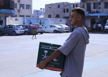 مركز الملك سلمان للإغاثة يواصل توزيع السلال الغذائية على الأسر الفلسطينية في غزة